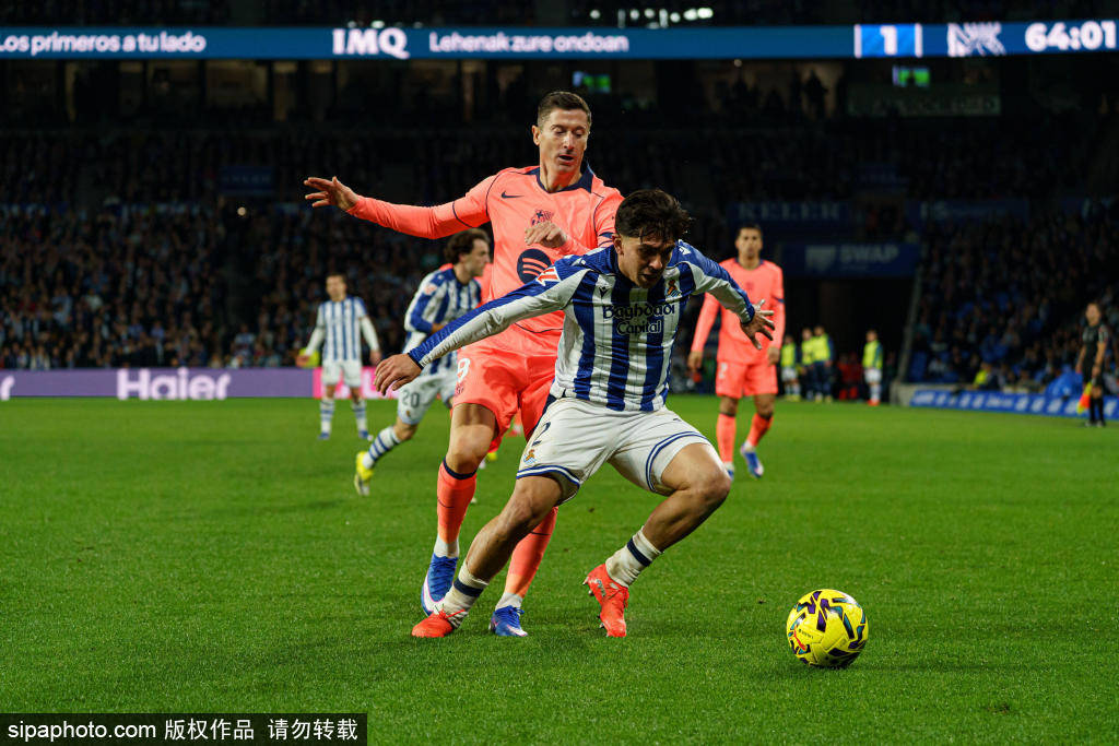西甲争议判罚再掀波澜：埃切维里对孔德犯规引发裁判委员会热议